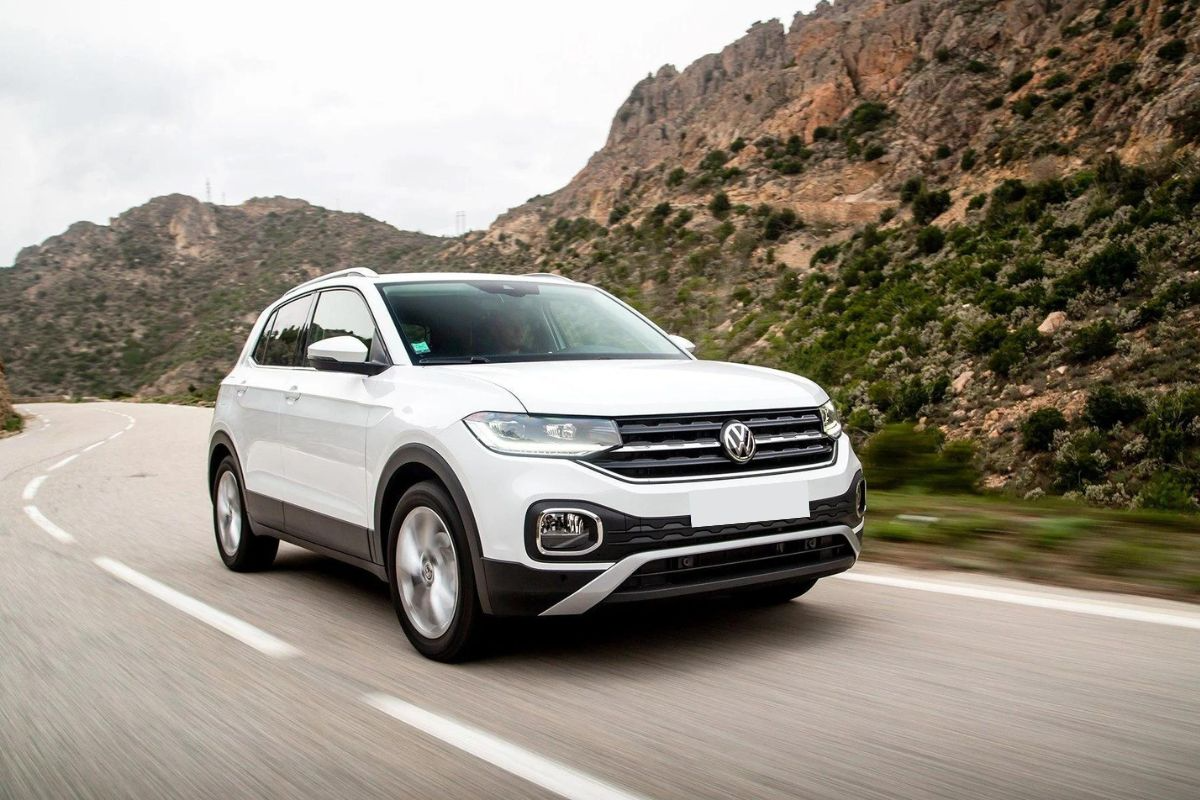 Location de T-cross familiale à Figari, boite automatique, grand coffre, Corse du Sud. Conduite fiable et élégance méditerranéenne. Réservez maintenant